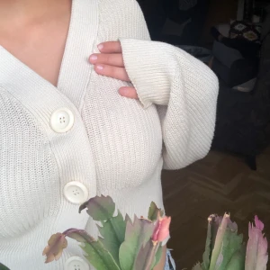 Söt kofta från Lindex! - En super skön kofta köpt på Lindex. Knappt använd så den är som ny! Köpt för 400kr säljer för 200kr + frakt 💕 stl xs