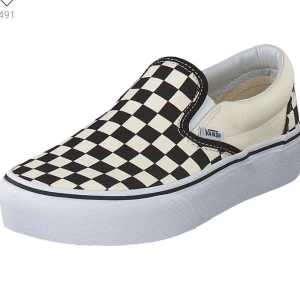 Vans - Rutiga vans med hög sula, jätte fina nu på sommaren. Använda fåtal gånger men ser ut som nya. Jag står för frakt