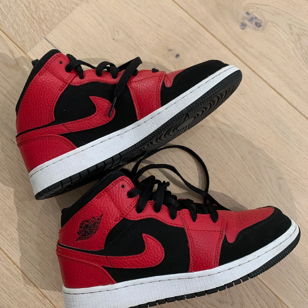 Intressekoll på mina jordan 1 mid gym red. Dom är i väldigt fint skick! Bud startar på 1000kr. Säljer vid bra bud. Byte av andra jordans kan även vara av intresse! Spårbarfrakt tillkommer på 95kr✌🏻. Skor.