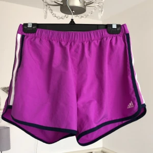 Adidas shorts  - Säljer dessa adidas shortsen som nästan aldrig är använda. Om du är intresserad tveka inte på att skriva till mig☺️. FÖRST TILL KVARN⚠️ KÖPAREN STÅR FÖR FRAKTEN⚠️