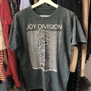 Joy division tröja - En tröja med punkgruppen joy division som tryck, köpt på Brandy Melville! Snyggt urtvättad! Frakt tillkommer.