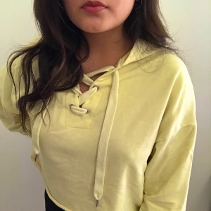 Ljusgul hoddie 💛 - Storlek M 