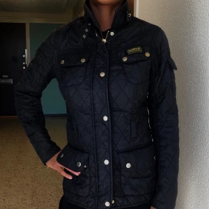 Äkta barbour jacka  - Använd fåtal gånger! Super snygg passform, blir fraktad tvättad och ren 💕 frakt tillkommer, om det är många intresserade så startar vi en budgivning! Annars kan priset diskuteras. Passar s-m
