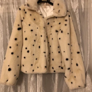 Jätte skön (fake) pälsjacka från H&M - Jätte söt prickig pälsjacka från H&M aldrig använd! Fraktas ( avgift tillkommer ) eller möts upp!
