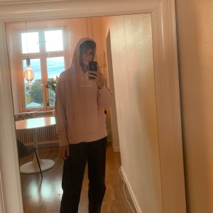 Ljusrosa hoodie från Official Gallery - snygg ljusrosa hoodie från official gallery