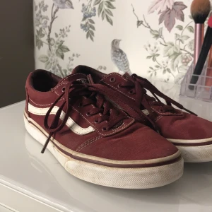 Röda Vans skor storlek 35. - Röda Vans skor. Skorna är i bra skick och har inte använt dom då mycket. Dom sitter bra. Ny pris 600 kr säljer som för 200.