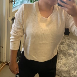 Stickad tröja från H&M - Beige tröja (stickat) från H&M.