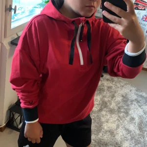 Kofta från SOC (stadium)  - En kofta från SOC (stadium), har legat i garderoben hela tiden, därför aldrig använd. 