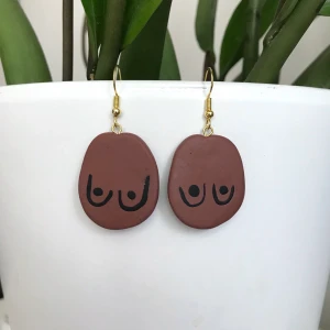 Handgjorda örhängen i lera, fri frakt! - Nya, oanvända tutt-örhängen gjorda i lera av mig 🥰 fri frakt!