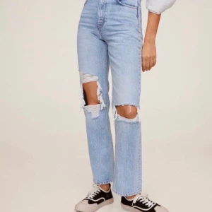 Slutsålda populära jeans - Hej, lägger upp samma jeans igen då det blev komplicerat med förra köpare. Jag säljer dessa snygga jeansen från Mango. BUDA, högsta bud: 760 kr budgivningen avslutas på fredag. Köparen står för frakt om man inte kan mötas i Stockholm!