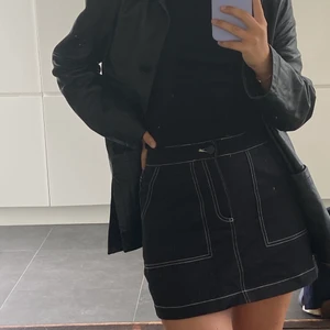 Kjol från zara! - Säljer min supersnygga kjol från zara! Den är i svart jeans med vita sömmar! Använd fåtal gånger så i bra skick! Frakt tillkommer!