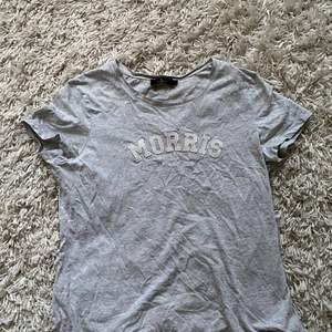 En morris T-shirt i fint skick, precis som ny. Använd va 3 gånger. Säljer för den aldrig kommer till anvädning. Frakt tillkommer