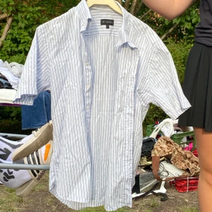 Skjorta  -  Storlek: L Pris: 100kr Frakt: 44kr  Hör av dig om du är intresserad eller har några frågor kram💞💞 