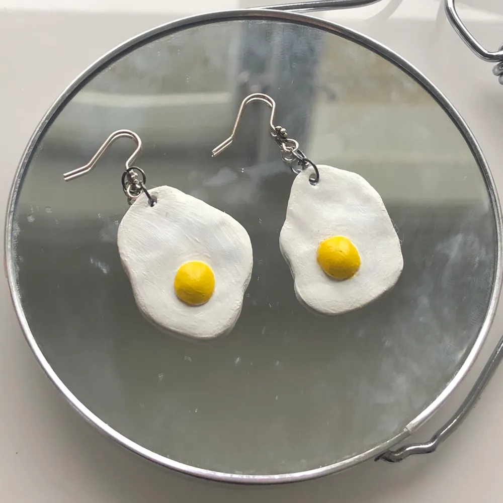 Ett par super söta handgjorda ägg örhängen💞 Desinfekteras självklart innan den postas🥰 Frakt: 20kr. Accessoarer.