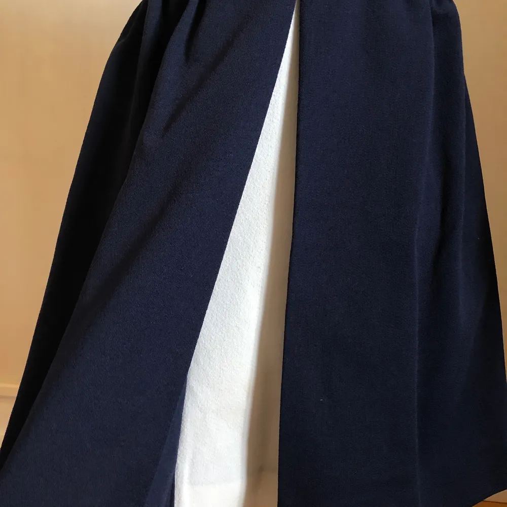 XS-S. Superfin klänning (skulle gissa från 70-talet) i 50-talsstil. 280:- gratis frakt🥰  Priset är förhandlingart😊. Klänningar.