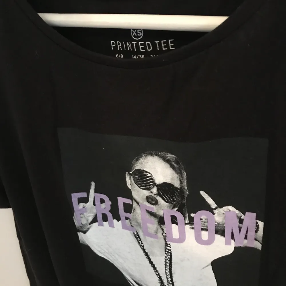 En jättefin svart t-shirt med ett tryck ”freedom” och en bild. Väldigt fint skick. Köpt på Primark. I storlek XS. Frakt tillkommer som köparen står för. Priset går att diskutera. Vid frågor så är det bara att höra av sig.. T-shirts.