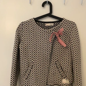 Odd Molly Kofta - Nu säljer jag min fina kofta från Odd Molly! Använd FÅTAL gånger!! Så i stort sätt i nytt skick. Är ni nykfiken hur den sitter på så skriv till mig! 😊 Den är jättefin stilren och skön! Storlek 0 utgångspris 1795kr (jag köpte den för det priset) 