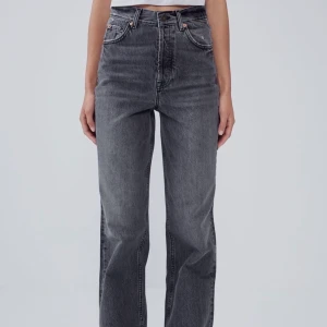 Jeans straight leg full length - Säljer mina så fina jeans från zara då dom tyvärr blivit för små. Jag som är 165 brukar både vika upp dom men också ha dom som vanligt då dom brukar lägga sig väldigt snyggt över skorna. Dom är i väldigt fint skick och ser nästan ut som nya! Skriv privat om intresserad, Buda!💕 Bidet ligger på 370kr! 