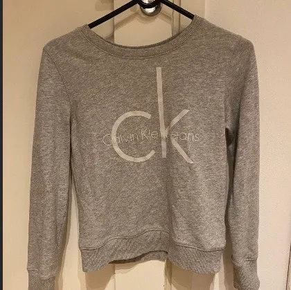 Grå Calvin Klein tröja, storlek XS , använt skick. Hoodies.