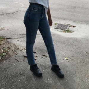 Straight jeans - Säljer dessa skit snygga jeansen från Gina tricot i tall modell. Sitter perfekt i längden för mig som är 173 cm endast använda ca 3 gånger. Köparn står för frakten😊