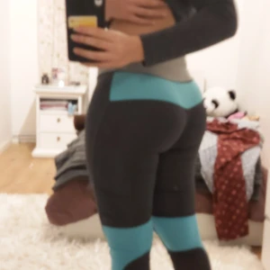 Träningstights strl s -  mycket fina och bekväma träningstights i storlek small. Har ingen användning av denna längre då jag gillar mörkare tights