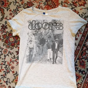 The Doors tshirt  - The Doors tisha. Stl S. Sitter löst på mig i S. Noppror finns på den, men i övrigt fin. L 62 B 43. Stretchig.  100kr pp 48kr m frimärken