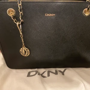 DKNY väska  - Svart väska, bra skick! 