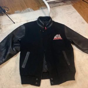 Varsity jacka  - En fet varsityjacka i storlek XL y, bra oversized på mig som bär S.                                                                    Baseballjacka från Rams som är vintage med tryck på ryggen, inga fel eller hål i den. Vid intresse skicka ett privat meddelande💖