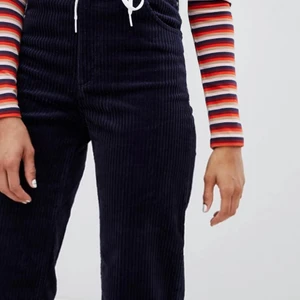 Manchester byxor - Säljer mina mörkblåa Manchester byxor från monki! Använda Max 1 gång därav är dom i nyskick. Säljer pga dom inte kommer till användning.