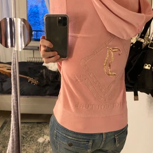 Juicy couture kofta - Ljusrosa super fin Juicy kofta💗 Säljer pga använder inte längre. !!Pris kan diskuteras!!
