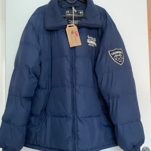 ChamoniX Dunjacka  - ChamoniX jacka, den är i storlek L, herr/dam jacka. Prislappen är kvar och inte använt den, den har legat i garderoben för jag fick den i present men var tyvärr för stor för mig. Säljer den för 399kr. Köparen står för frakten🥰