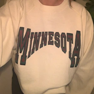 Oversized Vintage sweatshirt med tryck - Cool tjocktröja köpt på Plick, säljer för 150kr vid flera intresserade blir de budgivning i kommentarerna 
