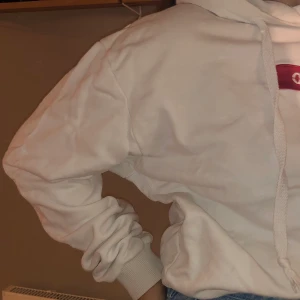 Hoodie - NAKD hoodie i st S. Passar någon med st Xs, S och M beroende på hur man vill att den ska sitta.  Skicka ett DM eller skriv i kommentarsfältet 🌸