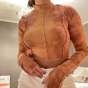 Overlock long sleeve - Tröja med halv polokrage med overlock sömmar. Långa armarna som man kan stoppa i tummen. Frakt tillkommer 🤍