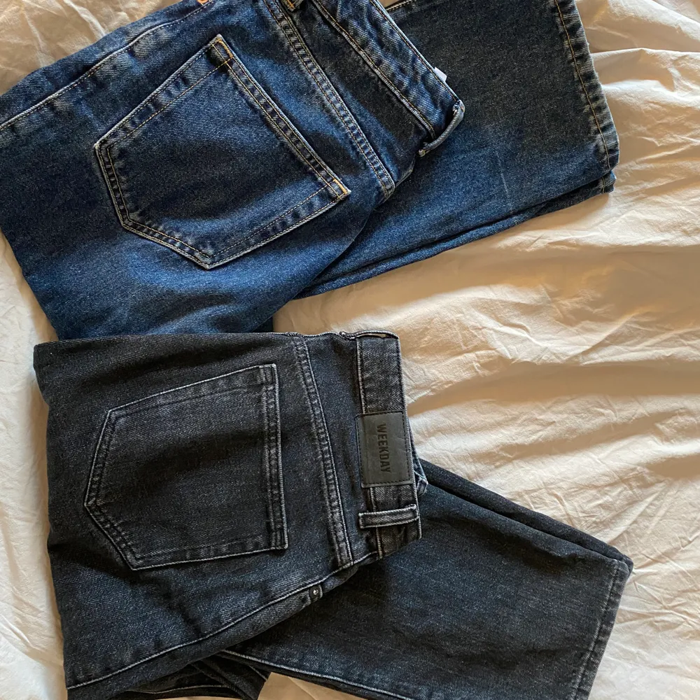 Säljer två par rowe jeans i 25/32!!!❤️ Sitter suuuuper snyggt men har för många likadana✨✨ 200kr/st men 350kr om du köper båda😊🤍🤍 Köpare står för frakt . Jeans & Byxor.