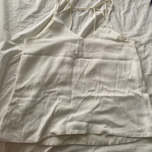 Linne - En väldigt din linne som sitter jätte fint på ryggen, använt enstaka gång, frakt ingår i priset 