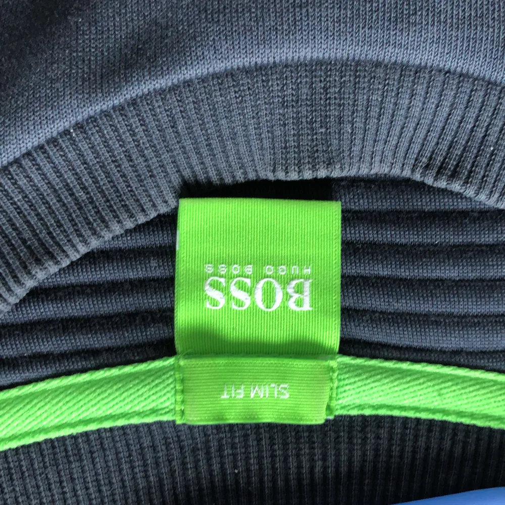 Hugo boss långärmad i storlek M, pris kan diskuteras . Hoodies.