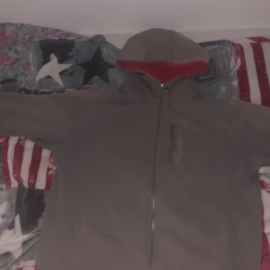 sailracing tröja en model som inte folk säljer längre. - bra skick inte sönder någonstans  inte hål i fickorna ellee luvan den är i jätte bra skick.