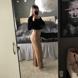 beiga kostymbyxor - Köpta på gina o är använda 1 gång, nypris 500kr. 