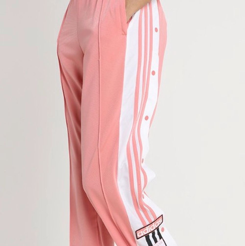 Vida rosa Adidas byxor storlek 36 | Plick Second Hand