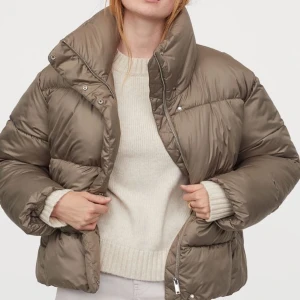 Intressekoll  - Skulle vilja se om det finns intresse av att köpa denna puffiga jacka från hm i stl S, skicka ett meddelande isåfall! Tror jackan ska utgå från sortimentet. Ord. Pris 399:- mitt pris 200:- !ELLER högsta bud! Får jag ett högre bud är det det som gäller oavsett. 