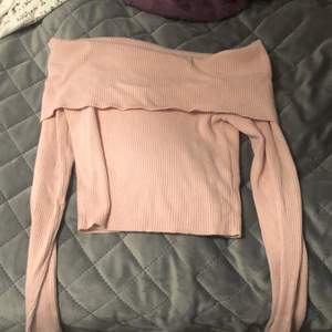 Kort off shoulder tröja från H&M i ljus rosa