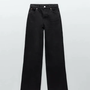 Högmidjade jeans från ZARA  - Oanvända jeans (endast provade)! Långa i modellen med bredare ben. Sjukt snygga men tyvärr för tajta vid rumpan på mig och va försent att lämna tillbaka när jag väl bestämde mig! Pris kan diskuteras :)