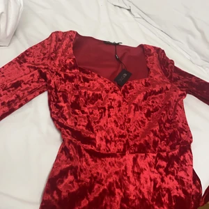 Röd klänning  - Röd klänning som är skit snygg😍aldrig använd och säljer pågrund av att den inte kommer till användning. Fråga om fler bilder❤️säljer den för bara 200kr+frakt, köpt för 500kr