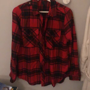 Oversized skjorta - Oversized skjorta i röd och svart rutigt