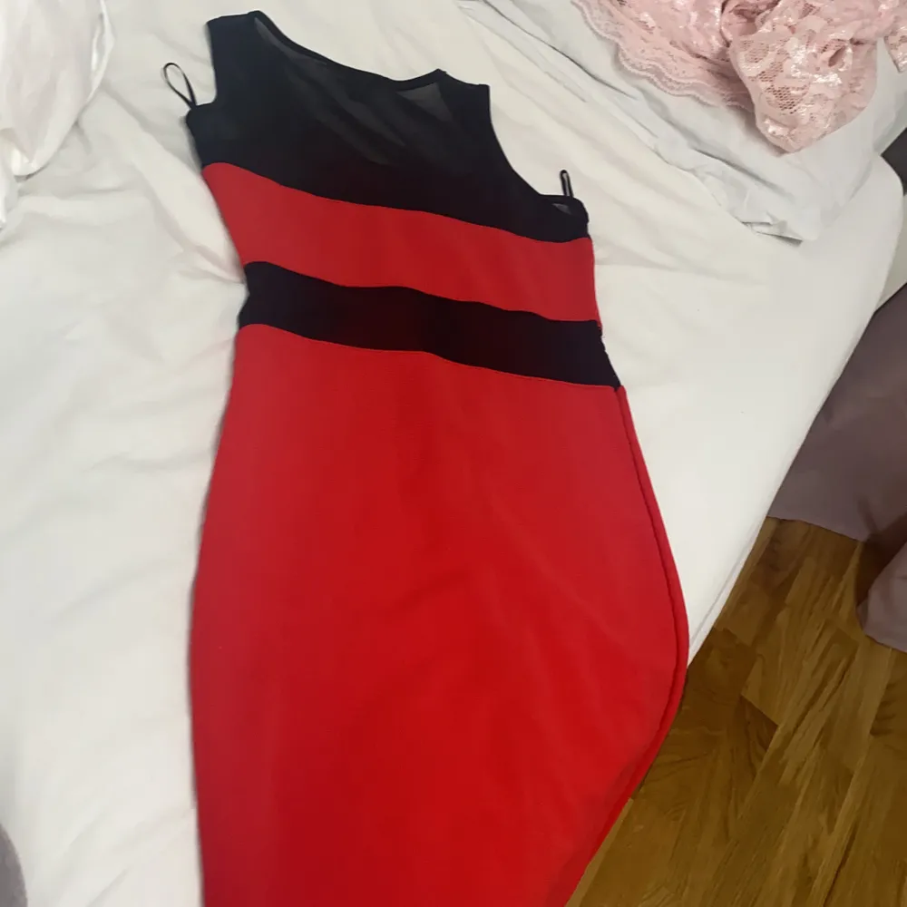 Röd och svart klänning i storlek 34. Säljer för 50kr+frakt🥰. Klänningar.
