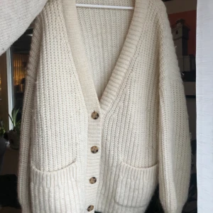 Ultimata stickade cardigan/kofta - Suuper mjuk, varm, fluffig, 25% ull, 25% alpaca från &Other stories - inköpspris 1299kr  