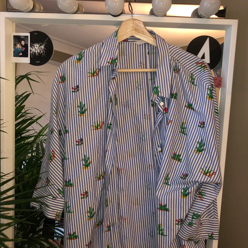 Jättesöt skjorta från Zara som aldrig kommit till användning:( säljer för att den inte får plats i garderoben. Skriv om du vill ha fler bilder! Köparen står för frakten:). Skjortor.