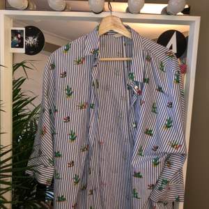 Jättesöt skjorta från Zara som aldrig kommit till användning:( säljer för att den inte får plats i garderoben. Skriv om du vill ha fler bilder! Köparen står för frakten:)