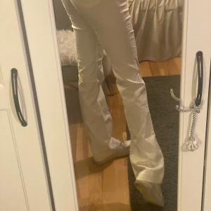 Vita raka jeans  - Vita raka jeans stl xs/s suuper sköna och stretchiga från 2nd day. Aldrig använda